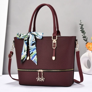 Secchiello bordeaux alla moda con strisce a contrasto e dettaglio decorativo foulard in seta