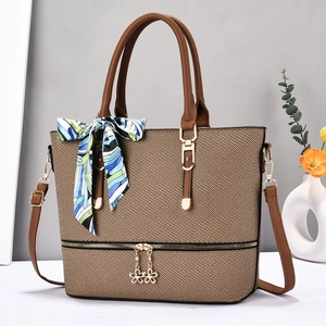 Borsa a secchiello a contrasto in trama kaki con dettaglio foulard di seta sul manico