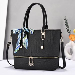 Borsa A Secchiello In Pelle PU Con Trama Intrecciata Grande Capacità Con Sciarpa Di Raso E Ciondolo Fiore Per Donna