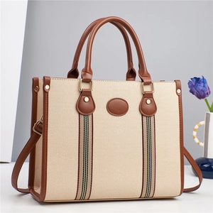 Sac fourre-tout tendance en toile beige avec finitions cuir et rayures rouges