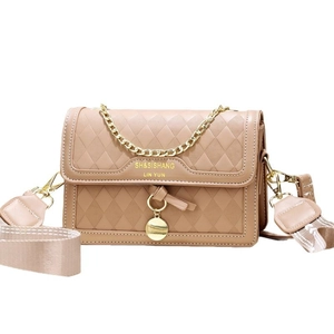 Sac bandoulière matelassé beige en similicuir avec poignée chaîne et sangle large