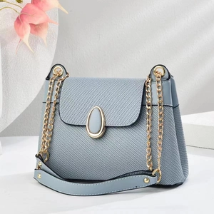 Minimalistische hellblaue Macaron-Handtasche mit Webstruktur und Goldkettenriemen