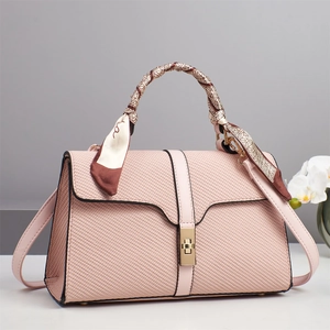 Borsa a mano rosa intrecciata con chiusura dorata e manico decorato con foulard in seta