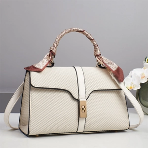 Borsa a tracolla in tessuto beige con manico in seta stampata e chiusura in metallo