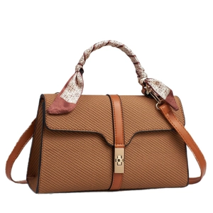 Borsa a tracolla intrecciata marrone con manico a foulard e chiusura a girello