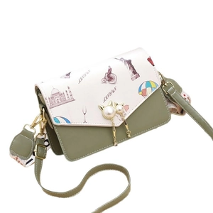 Sac bandoulière vert olive avec imprimé voyage coloré et boucle chat en métal