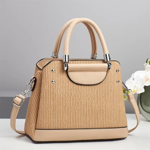 Sac à main beige minimaliste avec rayures verticales et bandoulière réglable chic