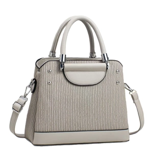 Sac à main macaron plissé élégant avec rayures verticales et boucle argentée en beige