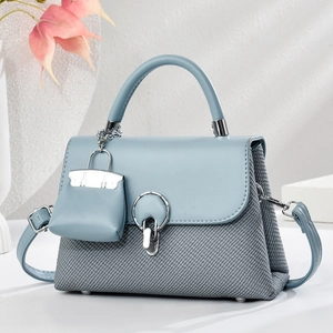 Elegante borsa a mano celeste con trama in pelle e fibbia ad anello in metallo