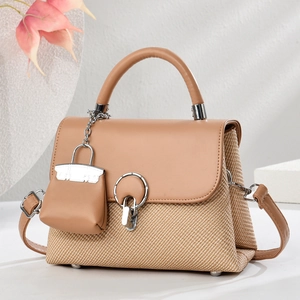 Elegante borsa a mano in pelle marrone e tessuto con fibbia argento e mini ciondolo