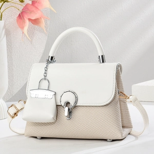 Elegante borsa a mano macaron con design patchwork intrecciato bianco e chiusura in metallo