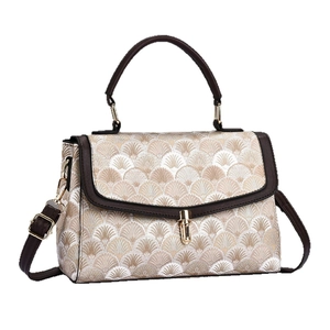 Sac à main beige à motifs avec garniture en cuir marron et fermoir tournant doré
