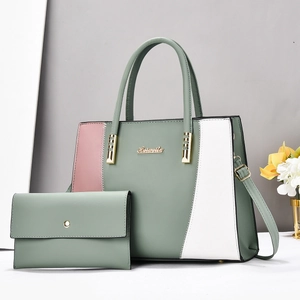 Détail du sac cabas multicolore avec portefeuille assorti et garnitures dorées
