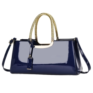 Sac à main bleu marine en cuir verni avec poignées dorées tressées et bandoulière amovible