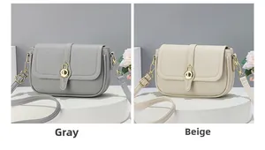 Détail de la texture cuir litchi sur sacs gris et beige avec fermoirs dorés sophistiqués