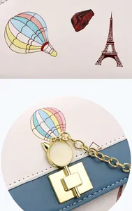 Nahaufnahme von goldenem Hasen-Metallverschluss und Heißluftballon-Prints auf der Tasche