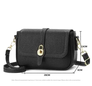 Détail du cuir grainé litchi et dimensions 20x6x13CM sur le sac à bandoulière noir