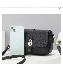 Comparaison de taille d'un sac bandoulière en cuir grainé noir avec coutures contrastées