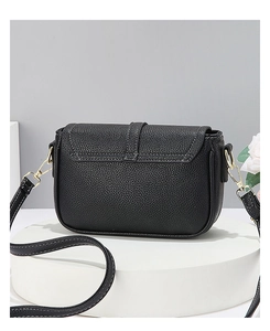 Détail du sac à main en cuir grainé noir avec des ferrures en métal doré élégant