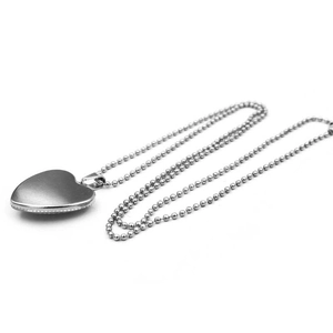 Collier à pendentif coeur argenté minimaliste avec chaîne à billes sur fond blanc