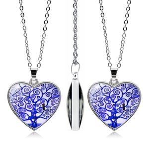 Dettagli del ciondolo a cuore Albero della Vita con vetro blu e catena in argento
