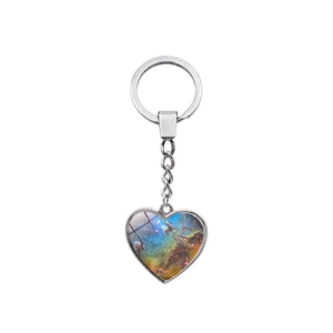 Portachiavi a forma di cuore con ciondolo nebulosa cosmica su sfondo bianco