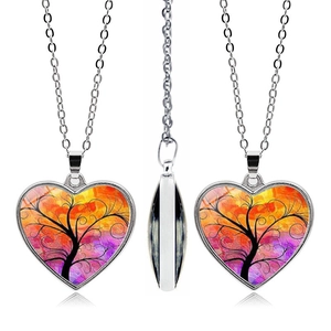 Dettaglio della collana a cuore Albero della Vita con colori vivaci e catena argento
