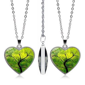 Dettagli del ciondolo a cuore Albero della Vita con intarsio in vetro artistico verde