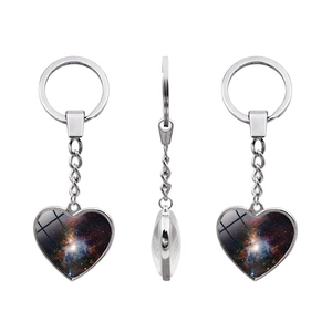 Vista tripla del portachiavi a forma di cuore con dettaglio del motivo nebulosa cosmica