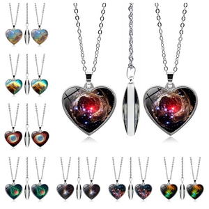 Collier Pendentif Double Face en Forme de Cœur Nébuleuse Galaxie Univers Gemme de Temps en Alliage de Zinc et Verre Cadeau Romantique Femmes Hommes