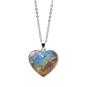 Collier avec pendentif cœur double face et motif nébuleuse spatiale sous verre