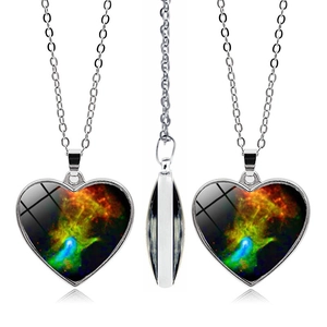 Détail du pendentif cœur nébuleuse double face avec chaîne argentée et cabochon
