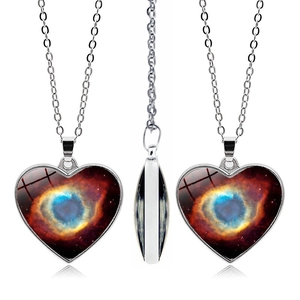 Vues détaillées d'un collier nébuleuse en forme de cœur double face avec une chaîne en argent