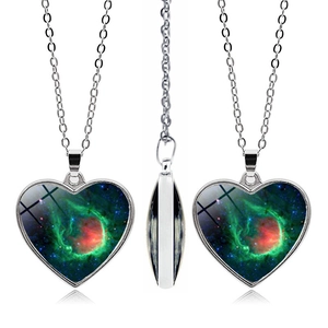 Détail du collier cœur argenté avec motifs nébuleuse spatiale et dôme de verre poli