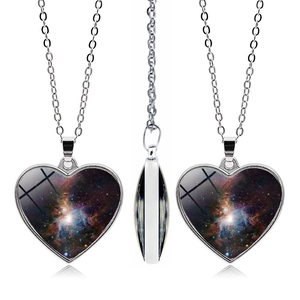 Collier avec pendentif cœur nébuleuse double face et chaîne argentée sous plusieurs angles