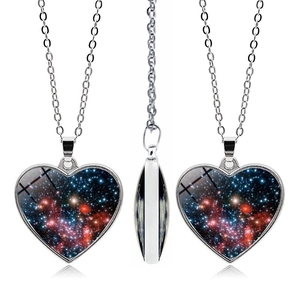 Vue détaillée du collier pendentif coeur galaxie double face avec verre nébuleuse et chaîne