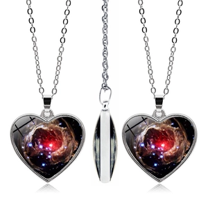 Vues détaillées du pendentif cœur nébuleuse double face avec chaîne argentée et motif galaxie