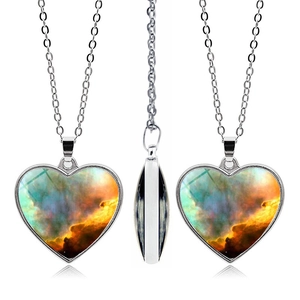 Vue en trois angles d'un collier pendentif cœur galaxie avec motif nébuleuse sur chaîne argent