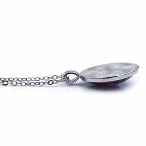 Collar anime Fairy Tail con colgante de vidrio plateado y detalle de metal texturizado