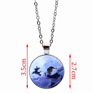 Collier panda de Noël argenté avec dimensions 3,5 cm x 2,7 cm sur fond blanc