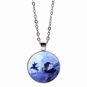 Détail d'une scène de traîneau de rennes de Noël sous la lune dans un pendentif en verre