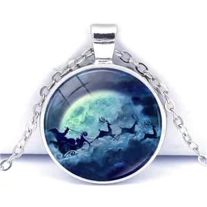 Collier de Noël argenté avec pendentif Père Noël et rennes sous une pleine lune