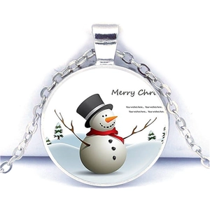 Vue macro du pendentif de Noël argenté avec bonhomme de neige et texte de fête