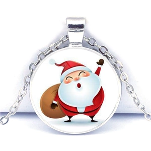 Vue détaillée d'un collier de Noël argenté avec un pendentif Père Noël en style dessin animé