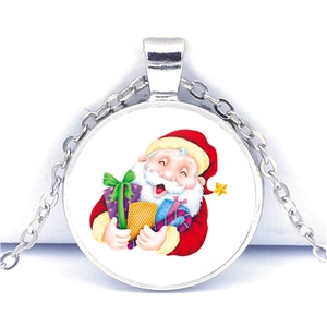 Détail du pendentif de Noël avec illustration du Père Noël sur une chaîne argentée