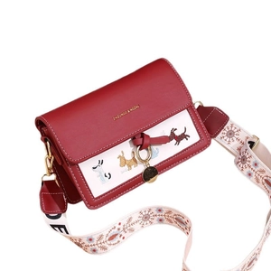 Borsa a tracolla quadrata in pelle rossa con ricamo a cane e tracolla jacquard