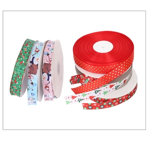 Détails de rubans de Noël avec motifs festifs comme bonhommes de neige et sapins