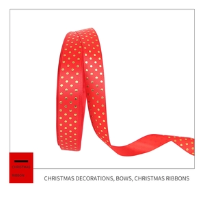 Vue détaillée d'un ruban de Noël rouge avec des motifs festifs à pois dorés élégants