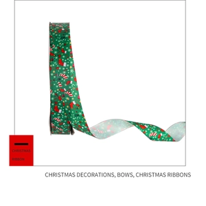 Détail du ruban de Noël vert en gros-grain avec motifs de chaussettes et cloches