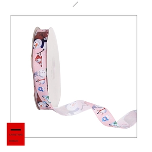 Gros plan d'un ruban de Noël rose avec des motifs de bonshommes de neige